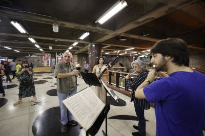 Para adelantar parte de lo que serán estos masivos conciertos, los músicos de la Orquesta Sinfónica Nacional de Chile mostraron un extracto de esta cantata, tanto a los transeúntes que pasean por Plaza Baquedano como a los usuarios de Metro de la estación que lleva este mismo nombre. 